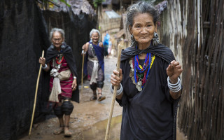 Baw Meh (back, 78), walking with her friends, Klaw Meh (right) and Oo Meh (left), in Ban Mai Nai Soi refugee camp. © UNHCR / R. ARNOLD