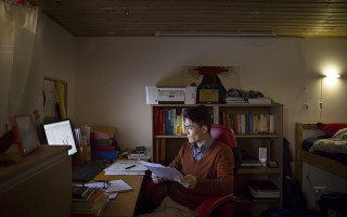 Mojtaba studies late into the night in his room at his guest family's house. He hopes to pursue a PhD in cancer research. © UNHCR / G. WELTERS