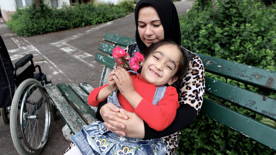 La jeune réfugiée syrienne Aya, 4 ans, a le spina bifida, ce qui signifie qu’elle est paralysée à partir de la taille. Elle a été réinstallée à Laval, au nord-ouest de la France, avec sa famille.  © HCR / Giles Duley