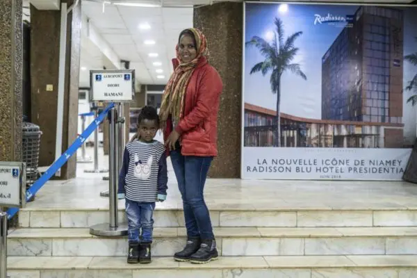 Une famille à l'aéroport.