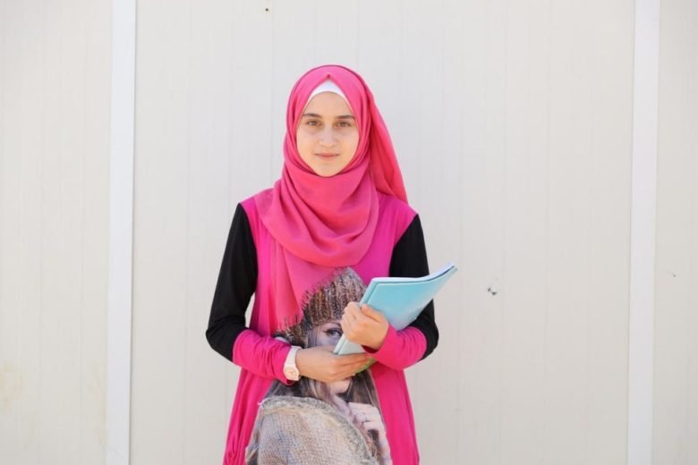 Sidra Median Al-Ghothani, une réfugiée syrienne de 14 ans, aide son frère et les enfants de son voisin à étudier pendant que les écoles sont fermées, dans le camp de réfugiés de Zaatari en Jordanie. 