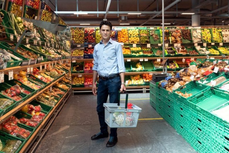 Un homme à l'épicerie.