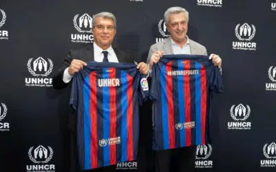 Le FC Barcelone et le HCR inaugurent leur partenariat avec un nouveau maillot en soutien aux enfants réfugiés