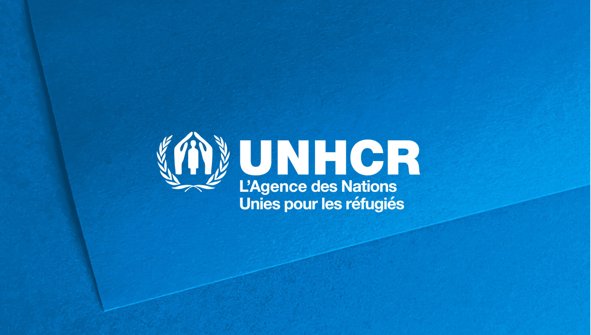 Logo du HCR en blanc sur un fond bleu