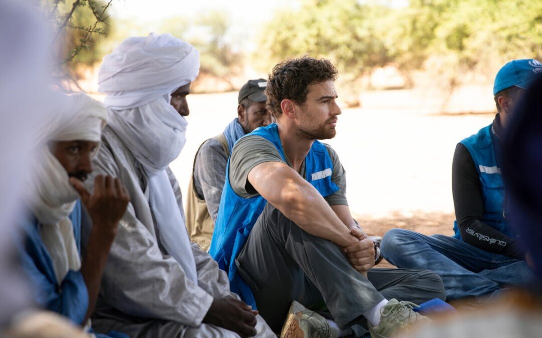 Theo James se rend en Mauritanie pour attirer l’attention sur les défis climatiques auxquels sont confrontés les réfugiés en amont de la COP29